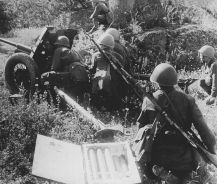 Артиллеристы отражают атаку немецких танков. Лето 1942 г.