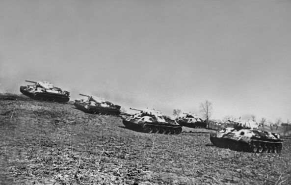 Советские танки на рубеже атаки. Район Курской дуги апрель 
