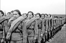 Девушки снайперы на марше. Подольск 1944 г.